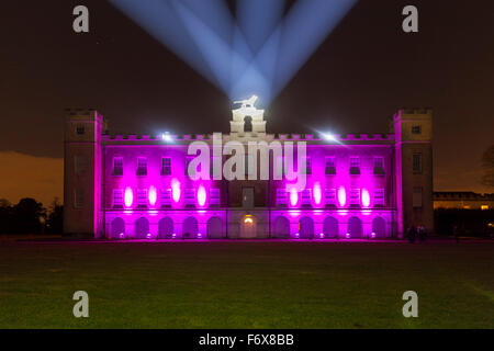 Brentford, London, UK. 20. November 2015. Brentford, London, 20. November 2015. Syon House wird durch eine spektakuläre Lichtshow beleuchtet. Der verzauberte Wald kehrt in Syon Park und Haus in Brentford am 20. November zum 10. Mal. Ein beleuchteter Weg führt die Besucher durch den Park und um Capability Brown Serpentine River, Ende des 16. Jahrhunderts Syon House und der große Wintergarten mit Lichteffekten, beleuchtete Bäume und Figuren und eine Laser-Show. Bildnachweis: Imageplotter/Alamy Live-Nachrichten Stockfoto
