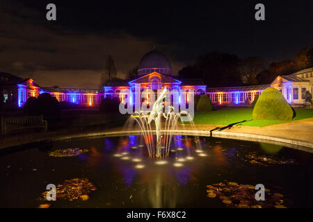 Brentford, London, UK. 20. November 2015. Die Vorderseite des großen Wintergarten ist beleuchtet. Der verzauberte Wald kehrt in Syon Park und Haus in Brentford am 20. November zum 10. Mal. Ein beleuchteter Weg führt die Besucher durch den Park und um Capability Brown Serpentine River, Ende des 16. Jahrhunderts Syon House und der große Wintergarten mit Lichteffekten, beleuchtete Bäume und Figuren und eine Laser-Show. Bildnachweis: Imageplotter/Alamy Live-Nachrichten Stockfoto