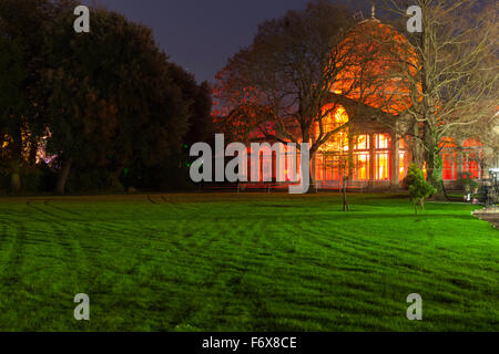 Brentford, London, UK. 20. November 2015. Die beleuchteten großen Wintergarten. Der verzauberte Wald kehrt in Syon Park und Haus in Brentford am 20. November zum 10. Mal. Ein beleuchteter Weg führt die Besucher durch den Park und um Capability Brown Serpentine River, Ende des 16. Jahrhunderts Syon House und der große Wintergarten mit Lichteffekten, beleuchtete Bäume und Figuren und eine Laser-Show. Bildnachweis: Imageplotter/Alamy Live-Nachrichten Stockfoto