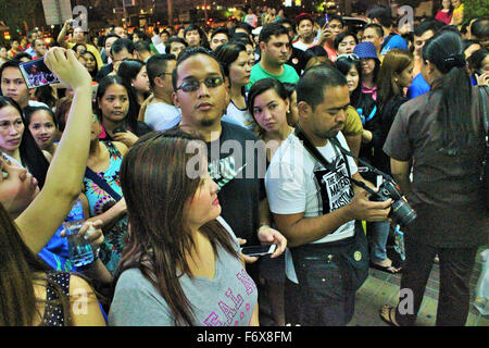 Dubai, Vereinigte Arabische Emirate. 7. November 2015. Große Menschenmengen, die ganze Nacht gewartet, Manny Pacquiao Höflichkeit besuchen in philippinischen Supermarkt. © Robert Oswald Alfiler/Pacific Press/Alamy Live-Nachrichten Stockfoto