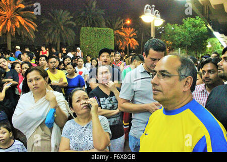 Dubai, Vereinigte Arabische Emirate. 7. November 2015. Große Menschenmengen, die ganze Nacht gewartet, Manny Pacquiao Höflichkeit besuchen in philippinischen Supermarkt. © Robert Oswald Alfiler/Pacific Press/Alamy Live-Nachrichten Stockfoto