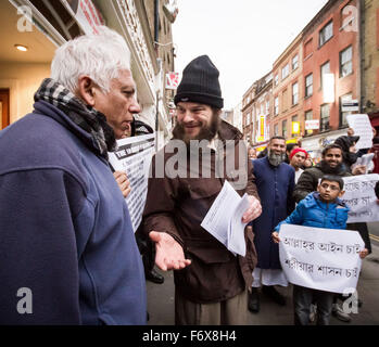 Datei-IMAGES genommen: London, UK. 13. Dezember 2015: radikale islamistische Simon Keeler, auch bekannt als Sulayman, wurde von der Offiziere verhaftet, am Samstag um Lokoshaza - einem Kreuzungspunkt an der ungarischen Grenze, trotz des Seins unter eine UK Reise verbieten Credit: Guy Corbishley/Alamy Live News Stockfoto