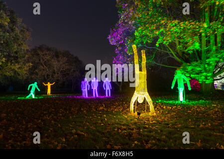 Brentford, London, UK. 20. November 2015. Beleuchtete Drahtfiguren in den Wäldern. Der verzauberte Wald kehrt in Syon Park und Haus in Brentford am 20. November zum 10. Mal. Ein beleuchteter Weg führt die Besucher durch den Park und um Capability Brown Serpentine River, Ende des 16. Jahrhunderts Syon House und der große Wintergarten mit Lichteffekten, beleuchtete Bäume und Figuren und eine Laser-Show. Bildnachweis: Imageplotter/Alamy Live-Nachrichten Stockfoto