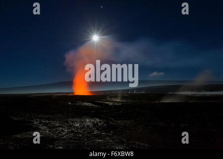 Vollmond Über Dem Krater Von Halemaumau Innerhalb Der Viel Größeren Gipfelkaldera Von Kilauea Im Hawaii Volcanoes National Park, Dampfende Öffnungen Im Vordergrund, ... Stockfoto