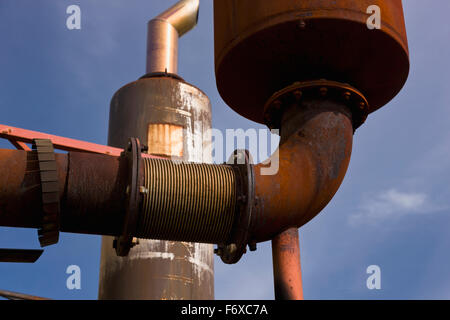 Gewinde Rohr-Fittings verbinden rostige Rohr außerhalb einer elektrischen Anlage, Sand Point, südwestlichen Alaska, USA, Sommer Stockfoto