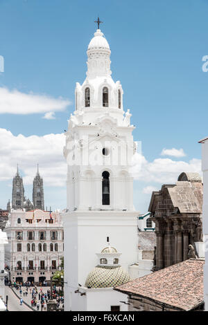 Die Kirche von El Sagrario befindet sich im historischen Zentrum von Quito und wurde zwischen dem 17. und 18. Jahrhundert erbaut. Stockfoto