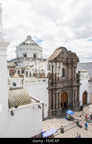 Die Kirche von El Sagrario befindet sich im historischen Zentrum von Quito und wurde zwischen dem 17. und 18. Jahrhundert erbaut. Stockfoto