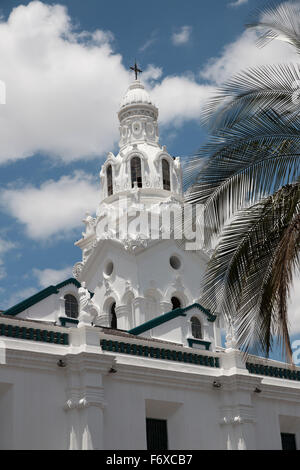 Die Kirche von El Sagrario befindet sich im historischen Zentrum von Quito und wurde zwischen dem 17. und 18. Jahrhundert erbaut. Stockfoto