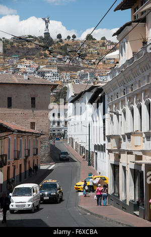 Befindet sich oben auf dem Cerro El Panecillo, die Virgen de Quito-Denkmal von fast jedem Ort in der Innenstadt von Quito ersichtlich. Stockfoto