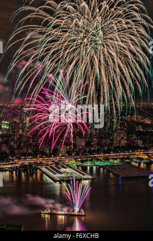 Fourth Of July Macy Feuerwerk über den East River; New York City, New York, Vereinigte Staaten von Amerika Stockfoto