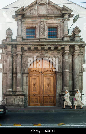 Zwei Nonnen zu Fuß vor dem Colegio Sagrados Corazones in Quito, Ecuador. Stockfoto