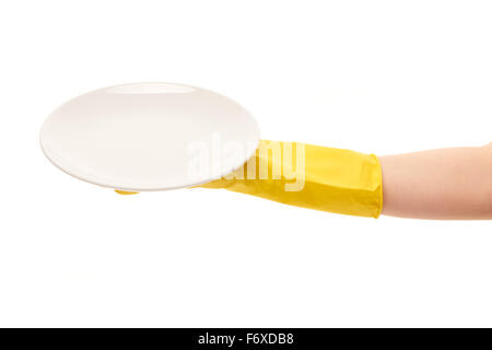 Nahaufnahme des weiblichen Hand in gelben schützende Gummihandschuh sauberen weißen Halteplatte vor weißem Hintergrund. Stockfoto