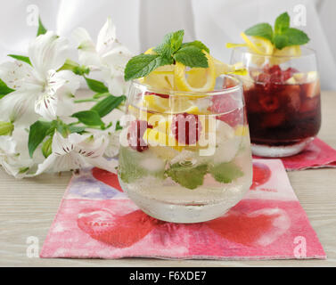 Ein Glas frischen hausgemachten Limonade mit Minze und Himbeeren Stockfoto