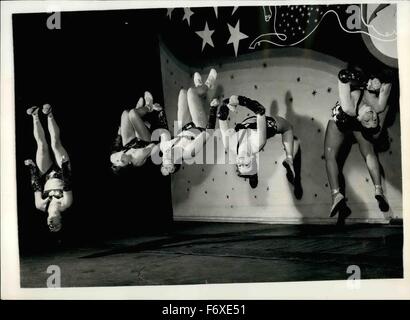 1952 - diese jungen Damen fliegen '' einfach durch das Aip''. Australische akrobatische Experten in London. Sie nennen sich die "fliegende tun Pauls" - Nancy Jennifer Cherie Marilyn-Beverley-Shirley und Beverley Biackwood - weil sie wahres durch die Luft für den Großteil ihrer spannenden Handlung als Mädchen Tumbler und Equilibristen auf der Bühne des Prinzen von Wales Theaters fliegen. Diese sechs Mädchen zeigt alle aus Australien, ihre Namen auf der Bühne machen Kraft - Beweglichkeit Dash und Wagemut. Bald sie auf Europa-Tournee beginnen sollen, aber schon einer von ihnen - 21 jährige hat Beverley Johnson Stockfoto