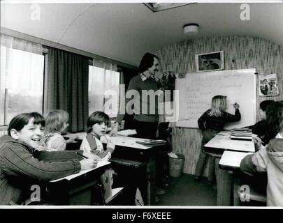 1972 - Schule für Kinder Zirkus: die Schule des Zirkus Busch-Roland ist eine internationale Schule, weil Kinder aus 5 Nationen hier unterrichtet werden. Reiner Nolte, nahm eine 32-jährige Pädagogin aus Hamburg/West-Deutschland Urlaub für ein Jahr von seiner Schule in Hamburg durchzuführen, um die 13 jungen und Mädchen als '' Reise '' Lehrer unterrichten. Teilweise ist es nicht ganz einfach für ihn, weil seine Schüler aus Deutschland, Spanien, England, Frankreich und der Schweiz kommen und ihre Kenntnisse der deutschen Sprache nicht alle gleich ist. So teilte er die Kinder, unter Berücksichtigung ihres Alters und wissen. Aber abgesehen von t Stockfoto