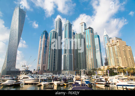 DUBAI, Vereinigte Arabische Emirate - 16. Januar 2014: Blick auf moderne Wolkenkratzer in Dubai Marina in Dubai, VAE. Wenn die gesamte Entwicklung abgeschlossen ist Stockfoto