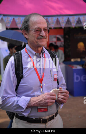 Dhaka, Bangladesch. 21. November 2015. Amerikanischen Nobelpreisträger Harold Eliot Varmus in Dhaka beleuchtet Fest, die herausragenden internationalen literarischen Konklave des Landes, hat an der Bangla Akademie auf dem Campus der Universität von Dhaka begonnen. Dhaka, Bangladesch. Am 20. November 2015-Credit: Mamunur Rashid/Alamy Live-Nachrichten Stockfoto