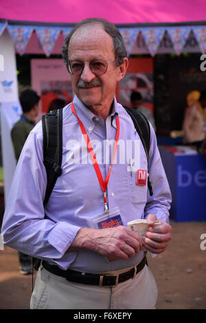 Dhaka, Bangladesch. 21. November 2015. Amerikanischen Nobelpreisträger Harold Eliot Varmus in Dhaka beleuchtet Fest, die herausragenden internationalen literarischen Konklave des Landes, hat an der Bangla Akademie auf dem Campus der Universität von Dhaka begonnen. Dhaka, Bangladesch. Am 20. November 2015-Credit: Mamunur Rashid/Alamy Live-Nachrichten Stockfoto