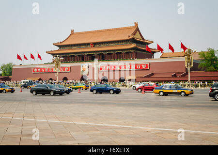Peking - der Blick auf Tiananmen Turm und Chang'an Straße tagsüber Stockfoto