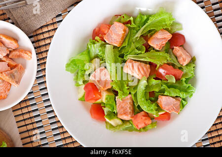 Gemischter Salat mit frischem Gemüse mit Lachs Stockfoto