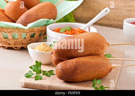 Hausgemachte Corndogs mit Saucen Stockfoto