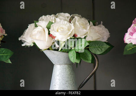 Weiße Rosen in einen Krug bereit für eine Hochzeit bouquet Stockfoto