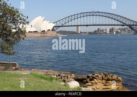 Blick auf Sydney Opera House und Sydney Harbour Bridge von Frau Macquarie Punkt. Stockfoto