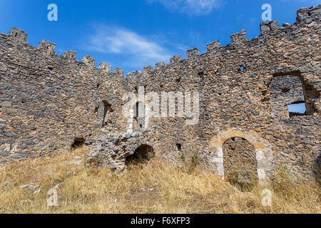 Malerische alte verlassene mittelalterliche Turm an Messinian Mani in Griechenland vor blauem Himmel Stockfoto