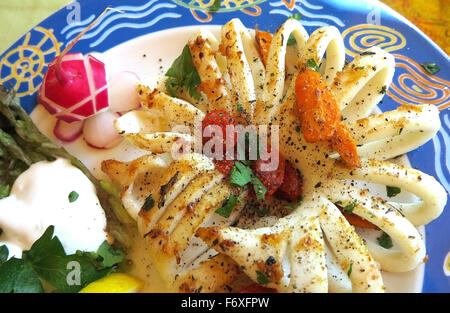 Italienische gegrillte Tintenfische, Calamari Alla Griglia auf dem Teller Stockfoto