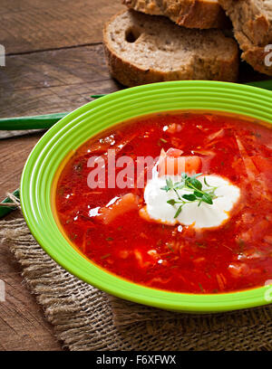 Traditionellen ukrainischen russischen pflanzlichen Borschtsch-Suppe auf den alten hölzernen Hintergrund Stockfoto