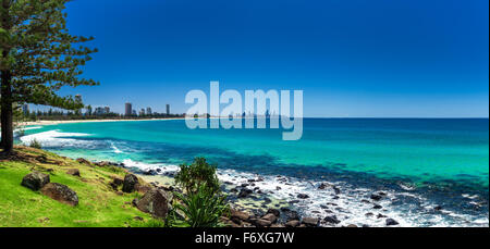 GOLD COAST, AUS - 4. Oktober 2015: Gold Coast Skyline und Surf Beach von Burleigh Heads, Queensland sichtbar Stockfoto
