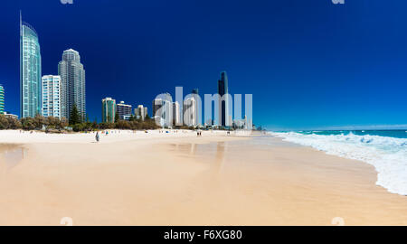 SURFERS PARADISE, AUS - 3. Oktober 2015 Skyline und ein Strand von Surfers Paradise, Gold Coast. Es eines Australien der berühmten Küste zu Stockfoto