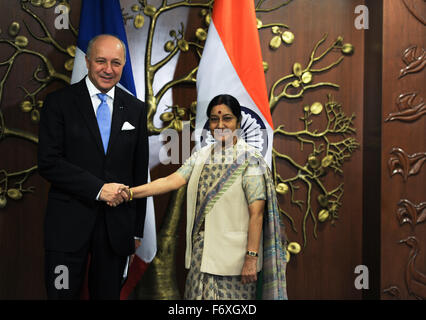 Neu-Delhi, Indien. 20. November 2015. Besuch der französischen Außenminister Laurent Fabius (L) schüttelt Hände mit indischen externe Angelegenheiten Minister Sushma Swaraj in Neu-Delhi, Indien, 20. November 2015. Laurent Fabius in Indien angekommen Freitag, nur wenige Tage vor einem Klima-Gipfel in Paris. © Stringer/Xinhua/Alamy Live-Nachrichten Stockfoto