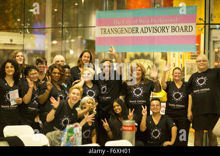 West Hollywood, Kalifornien, USA. 20. November 2015. Trans-Chor der Los Angeles während Transgender Day der Erinnerung (TDoR) Gedenkfeier in der West Hollywood Public Library in Los Angeles, Kalifornien am 20. November. Transgender Day of Remembrance (TDoR) findet jedes Jahr am 20. November memorialize diejenigen, die als Folge der Transphobie, oder Hass oder Angst vor dem Transgender getötet wurden und die Gleichstellung der nicht konformen Menschen. Im Jahr 2015 wurde mehr Transgender Tötungsdelikte als in früheren Jahren aufgezeichnet. Einundzwanzig dieser Todesfälle traten in Vereinigte Staaten, ein fast alle der Stockfoto