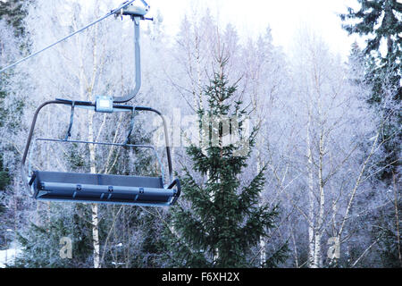 Skilift am Winter Wald Hintergrund Nahaufnahme Stockfoto