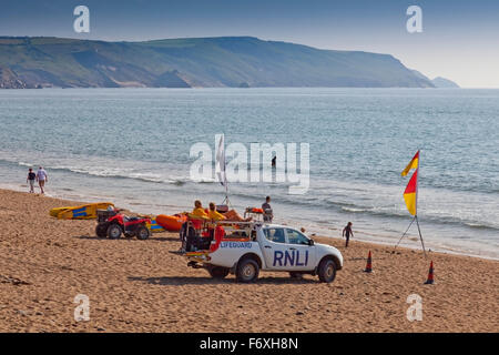 RNLI Rettungsschwimmer am Strand von Widemouth Bay dafür sorgen, dass Surfer und Schwimmer sichere, Cornwall, England, UK sind Stockfoto