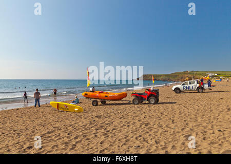 RNLI Rettungsschwimmer am Strand von Widemouth Bay dafür sorgen, dass Surfer und Schwimmer sichere, Cornwall, England, UK sind Stockfoto