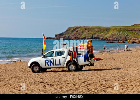 RNLI Rettungsschwimmer am Strand von Widemouth Bay dafür sorgen, dass Surfer und Schwimmer sichere, Cornwall, England, UK sind Stockfoto