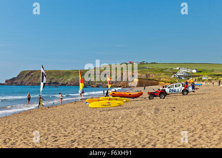 RNLI Rettungsschwimmer am Strand von Widemouth Bay dafür sorgen, dass Surfer und Schwimmer sichere, Cornwall, England, UK sind Stockfoto