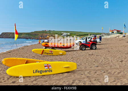 RNLI Rettungsschwimmer am Strand von Widemouth Bay dafür sorgen, dass Surfer und Schwimmer sichere, Cornwall, England, UK sind Stockfoto