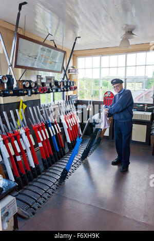 Der Stellwerkswärter bei der Arbeit in Williton Stellwerks-auf der West Somerset Railway, England, UK Stockfoto