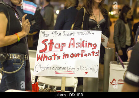 West Hollywood, Kalifornien, USA. 20. November 2015. '' Stop Fragen, was in meiner Hose '' Zeichen am Transgender Day der Erinnerung (TDoR) Gedenkfeier in der West Hollywood Public Library in Los Angeles, Kalifornien am 20. November. Transgender Day of Remembrance (TDoR) findet jedes Jahr am 20. November memorialize diejenigen, die als Folge der Transphobie, oder Hass oder Angst vor dem Transgender getötet wurden und die Gleichstellung der nicht konformen Menschen. Im Jahr 2015 wurde mehr Transgender Tötungsdelikte als in früheren Jahren aufgezeichnet. Einundzwanzig dieser Todesfälle ereignete sich in USA, ne Stockfoto