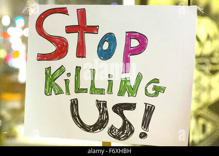 West Hollywood, Kalifornien, USA. 20. November 2015. '' Stop töten uns '' unterzeichnen am Transgender Day der Erinnerung (TDoR) Gedenkfeier in der West Hollywood Public Library in Los Angeles, Kalifornien am 20. November. Transgender Day of Remembrance (TDoR) findet jedes Jahr am 20. November memorialize diejenigen, die als Folge der Transphobie, oder Hass oder Angst vor dem Transgender getötet wurden und die Gleichstellung der nicht konformen Menschen. Im Jahr 2015 wurde mehr Transgender Tötungsdelikte als in früheren Jahren aufgezeichnet. Einundzwanzig dieser Todesfälle traten in Vereinigte Staaten, ein fast alle von der Stockfoto