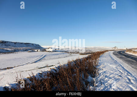 B6277, obere Teesdale, County Durham UK.  21. November 2015. Großbritannien Wetter über Nacht Schnee und Minusgrade haben gefährliche Fahrbedingungen geschaffen, in einigen Teilen der Grafschaft Durham. Bildnachweis: David Forster/Alamy Live-Nachrichten Stockfoto