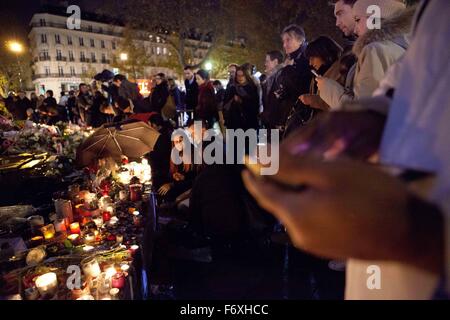 Paris, Frankreich. 20. November 2015. #21 h 20, französische Künstler fordern Menschen zu "Lärm und Licht" um eine Woche seit Paris-Attacken zu markieren, versammeln sich am Place De La République, Freitag. Bildnachweis: Ania Freindorf/Alamy Live-Nachrichten Stockfoto