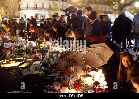 Paris, Frankreich. 20. November 2015. #21 h 20, französische Künstler fordern Menschen zu "Lärm und Licht" um eine Woche seit Paris-Attacken zu markieren, versammeln sich am Place De La République, Freitag. Bildnachweis: Ania Freindorf/Alamy Live-Nachrichten Stockfoto