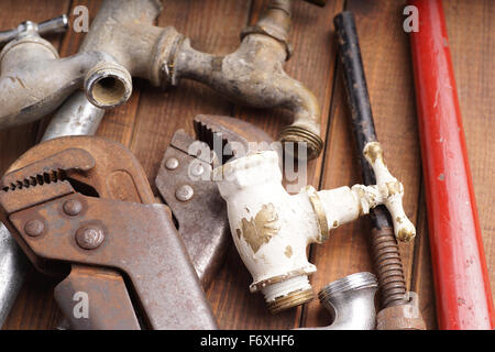 Sanitär-Werkzeuge liegen alte Rohre und Armaturen Stockfoto