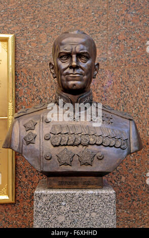 Büste von Marschall Georgy Zhukov (Gyeorgii Konstantinowitsch Schukow), Museum des großen Vaterländischen Krieges, Park Pobedy, Moskau, Russland. Stockfoto