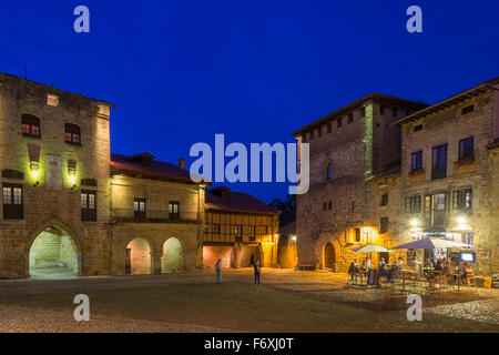 Der Hauptplatz am Abend, Santillana del Mar, Kantabrien, Spanien Stockfoto