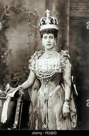Ihre Majestät Königin Alexandra (1844-1925) (aka Alexandra von Dänemark) Queen Consort des Vereinigten Königreichs von Großbritannien und Irland sowie Kaiserin Consort von Indien als die Frau von König-Kaiser Edward VII. Fotografiert den Berg des Lichts oder Koh-i-Noor Diamant neu eingestellt in ihrer Krönung Krone am 9. August 1902. Stockfoto